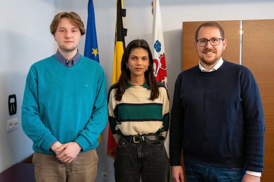 J1T: Die PDS-Schüler Nicolas Hanzen und Aruna Kormos mit DG-Bildungsminister Jérôme Franssen