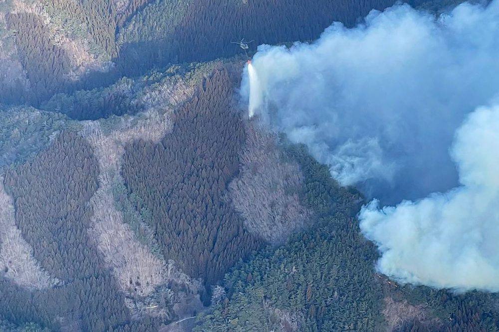 Feuerwehrhubschrauber im Kampf gegen den Waldbrand in Japan