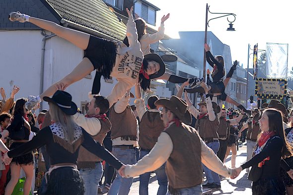 Rosenmontagszug in Büllingen