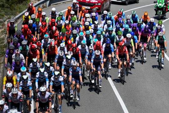 Das Peloton ist unterwegs während der Katalonien-Rundfahrt