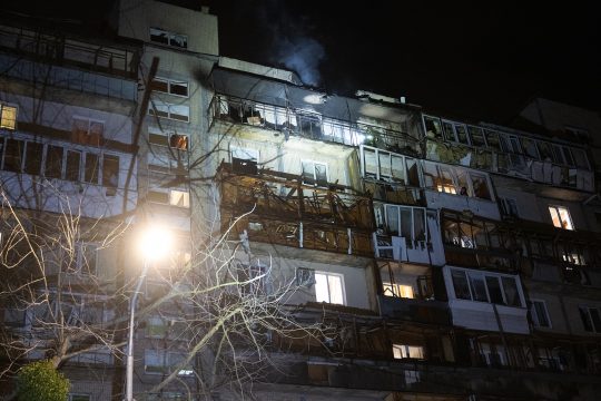 Ein beschädigtes Wohngebäude nach einem Drohnenangriff in Kiew