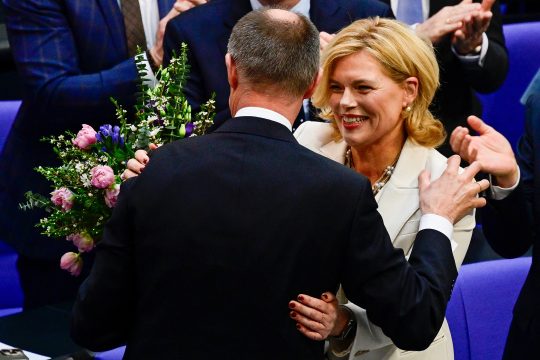 Julia Klöckner nimmt die Glückwünsche vom CDU-Vorsitzenden Friedrich Merz entgegen