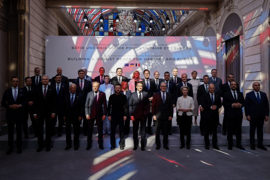 Gruppenbild der Teilnehmer des Gipfeltreffens der „Koalition der Willigen“ im Elysee-Palast in Paris