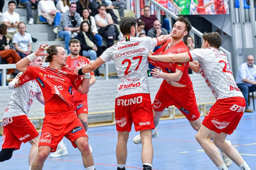 Die KTSV Eupen (hier Noah Bartholemy) und Sporting Pelt lieferten sich beim 28:32 einen packenden Fight (Bild: Bernd Rosskamp)