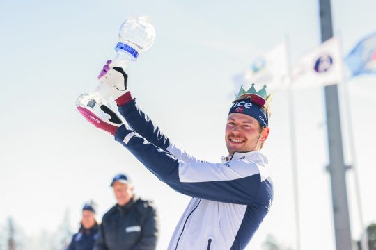 Sturla Holm Laegreid mit der großen Kristallkugel - der Sieg im Verfolgungsrennen bringt ihm auch den Titel im Gesamtweltcup
