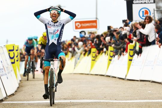 Lenny Martinez jubelt bei der Zieleinfahrt