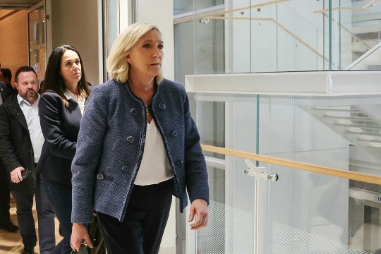 Marine Le Pen beim Verlassen des Sitzungssaals