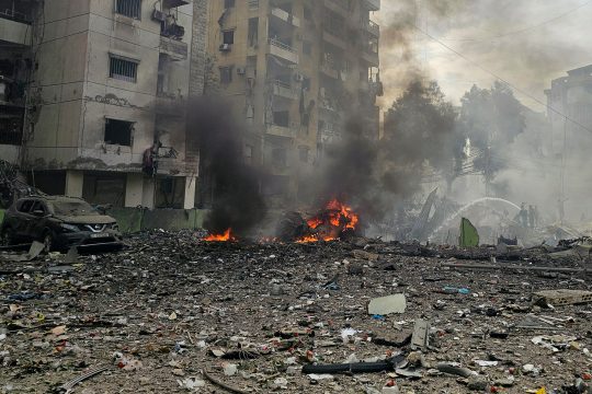 Feuerwehrleute löschen einen Brand nach einem israelischen Angriff im Süden Beiruts