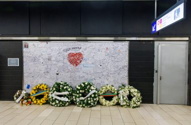 Blumenkränze in der Metrostation Maelbeek in Gedenken an die Opfer der Terroranschläge