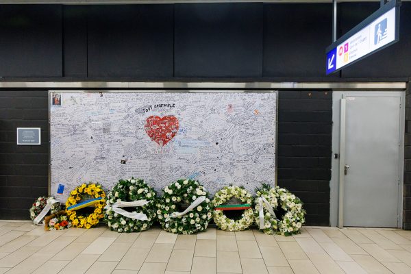Blumenkränze in der Metrostation Maelbeek in Gedenken an die Opfer der Terroranschläge