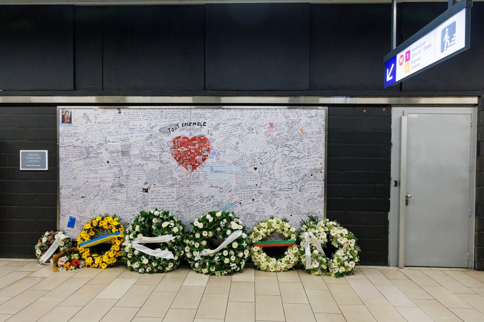 Blumenkränze in der Metrostation Maelbeek in Gedenken an die Opfer der Terroranschläge