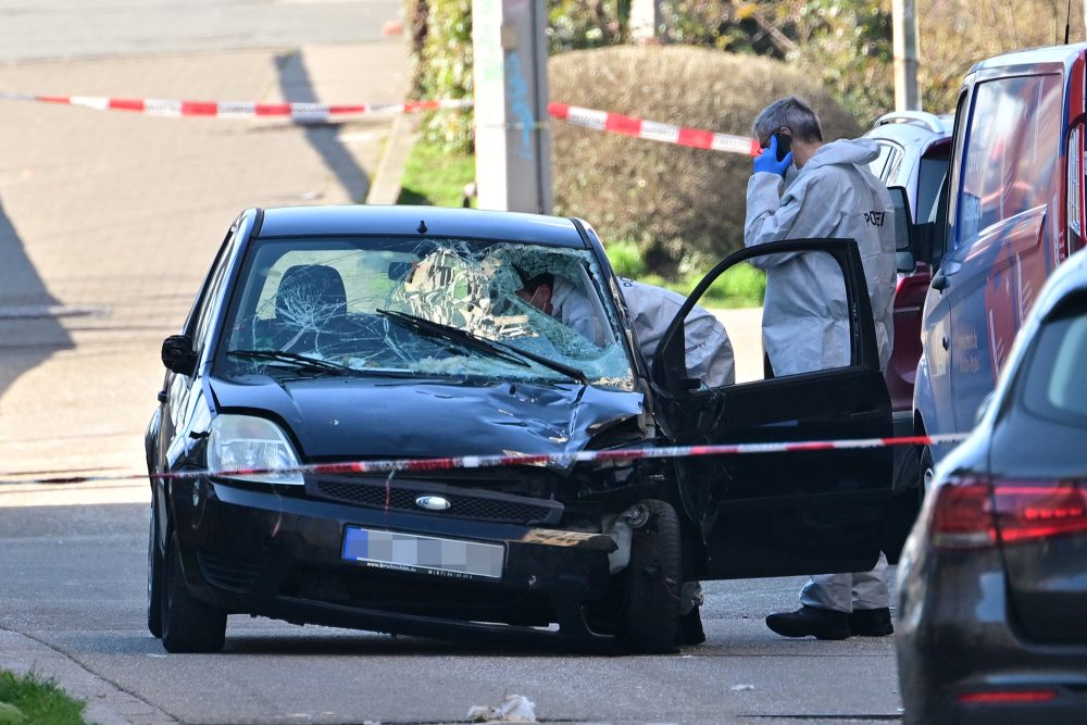 Forensiker untersuchen das Fahrzeug des 40-Jährigen