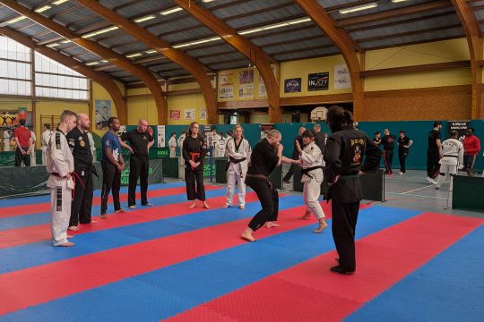 Teilnehmer des Lehrgangs in Kampfanzügen bei einer Trainingseinheit