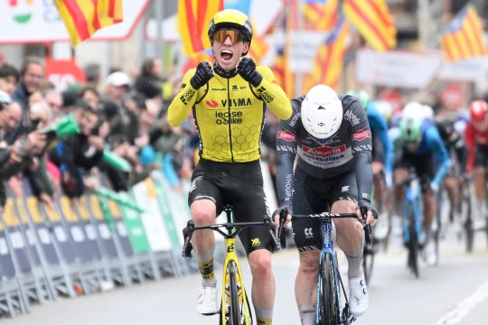 Matthew Brennan reißt bei der Überquerung der Ziellinie die Arme nach oben und jubelt