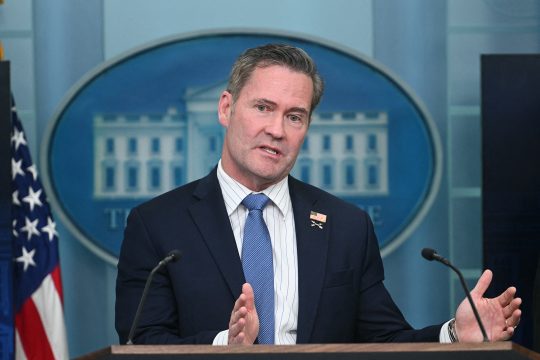 Der Nationale Sicherheitsberater in den USA, Mike Waltz, steht an einem Rednerpult und spricht