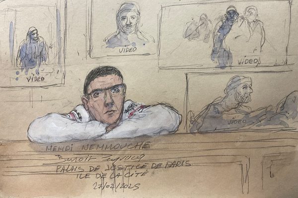 Die Gerichtsskizze zeigt den Angeklagten Mehdi Nemmouche während seines Prozesses vor dem Sondergericht in Paris
