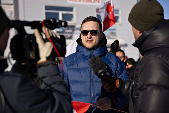 Grönlands Regierungschef Jens-Frederik Nielsen spricht zu Journalisten