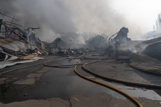 Ukrainische Feuerwehrleute löschen einen Brand nach einem Raketeneinschlag am Stadtrand von Odessa