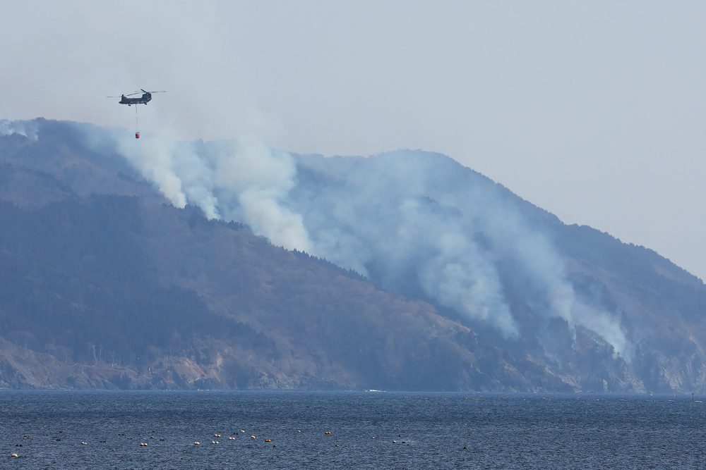 Schwere Waldbrände: Helikopter und Rauch in der Nähe der Stadt Ofunato im Nordosten Japans