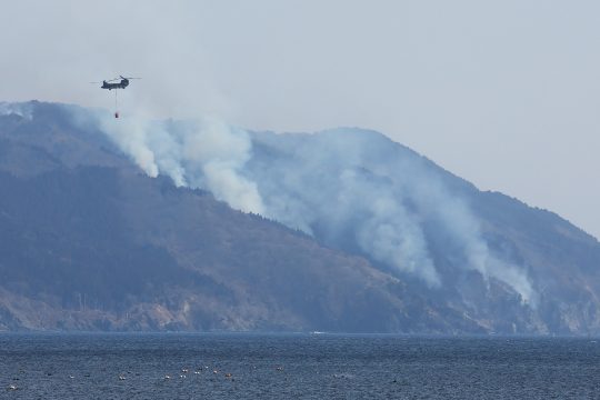 Schwere Waldbrände: Helikopter und Rauch in der Nähe der Stadt Ofunato im Nordosten Japans