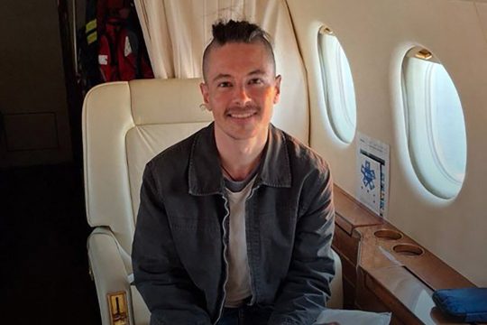 Olivier Grondeau an Bord eines Flugzeugs, nachdem er von den iranischen Behörden freigelassen wurde