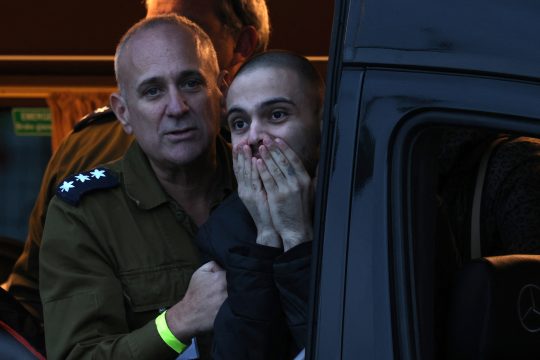 Omer Wenkert nach seiner Freilassung bei seiner Ankunft in Israel - er hält sich von Gefühlen überwältigt beide Hände vors Gesicht