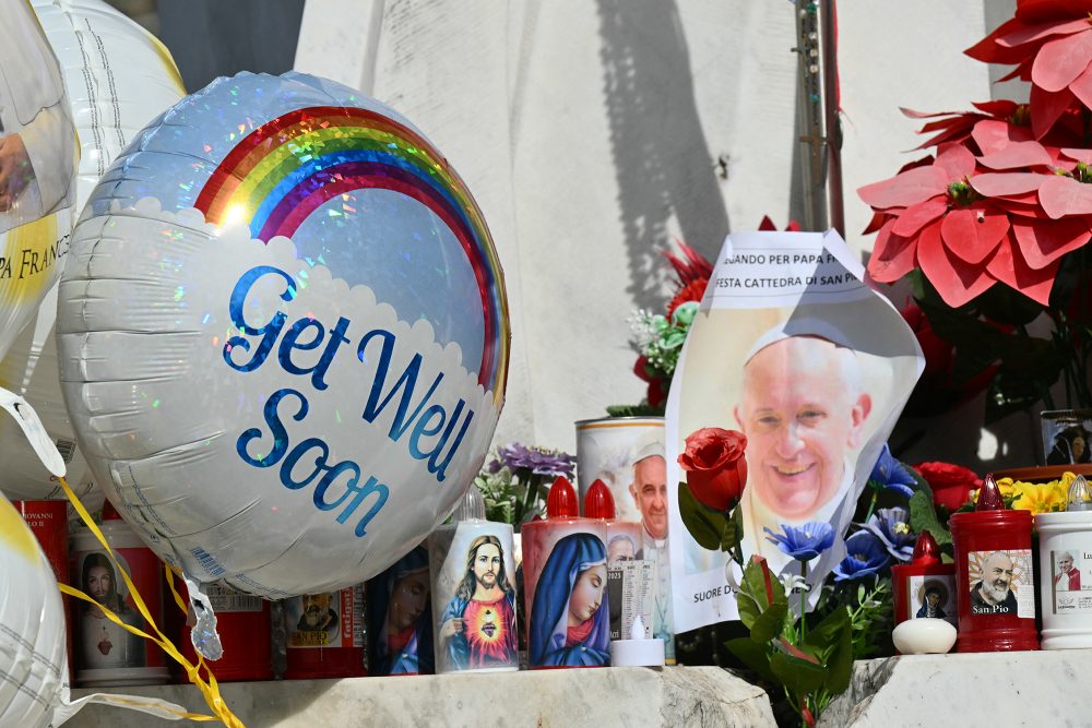 Kerzen, Blumen und Luftballons vor der Gemelli-Klinik in Rom, wo Papst Franziskus behandelt wird