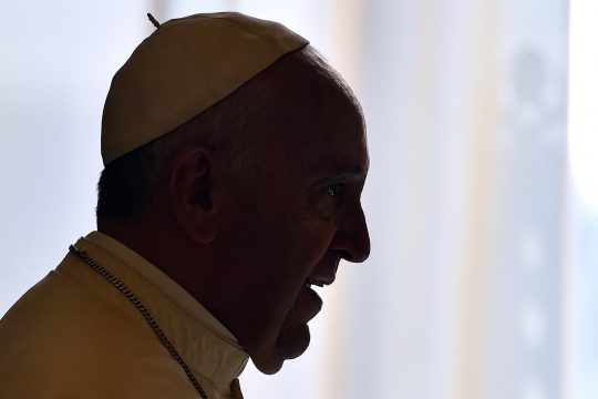 Die Nahaufnahme zeigt die Silhouette von Papst Franziskus
