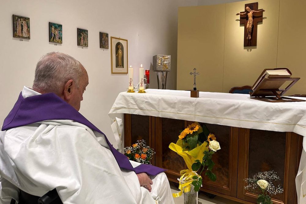 Papst Franziskus in der Kapelle der Gemelli-Klinik