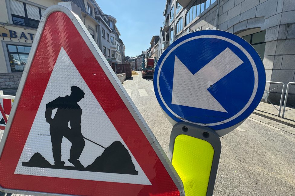 Ein Verkehrszeichen weist auf die Bauarbeiten in der Paveestraße hin