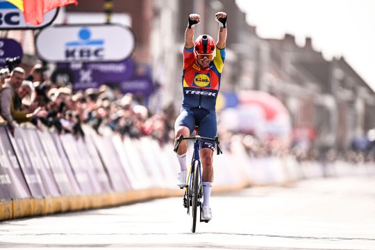 Mads Pedersen reckt auf der Ziellinie von Gent-Wevelgem die Arme in die Höhe