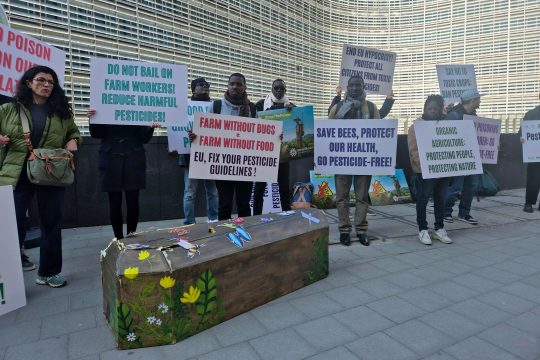 Demonstration von Umweltschützern vor dem Gebäude der EU-Kommission in Brüssel