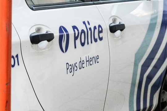 Seitenansicht eines Fahrzeugs der Polizeizone Pays de Herve