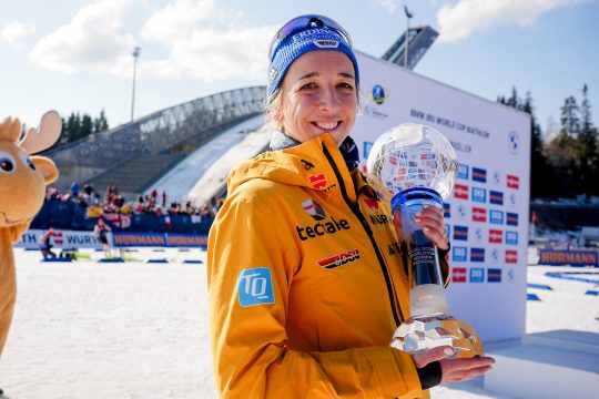 Franziska Preuss hält die Siegertrophäe in den Händen und lächelt