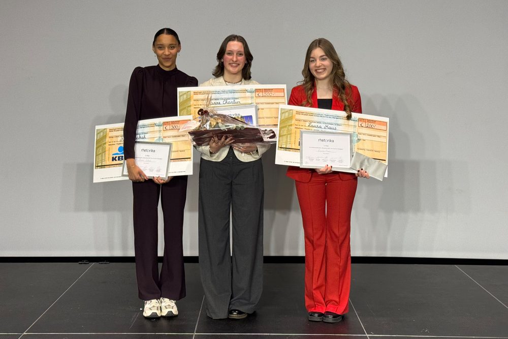 Das Podium bei der Rhetorika 2025: Marie Sakah (Platz zwei), Jeanne Charlier (Platz eins) und Laura Maus (Platz drei)