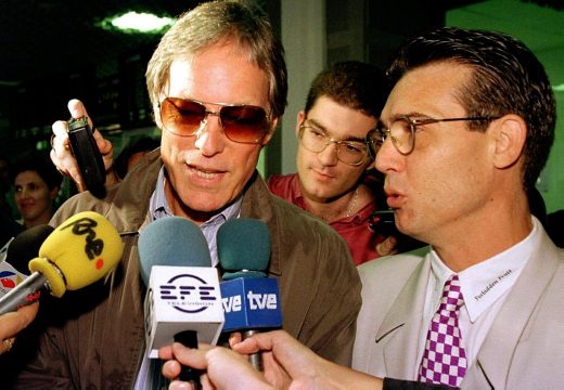 Richard Chamberlain beantwortet Fragen von Journalisten im Jahr 1997