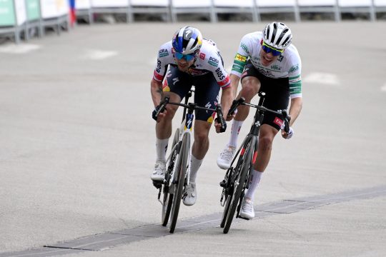 Primoz Roglic im Sprintduell mit Juan Ayuso