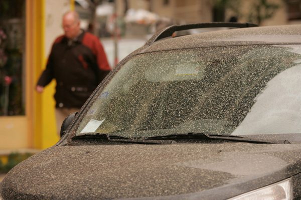 Saharastaub auf der Windschutzscheibe eines Autos