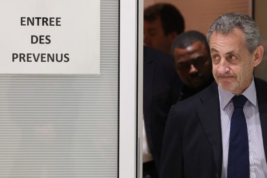 Der ehemalige französische Präsident Nicolas Sarkozy verlässt den Gerichtssaal