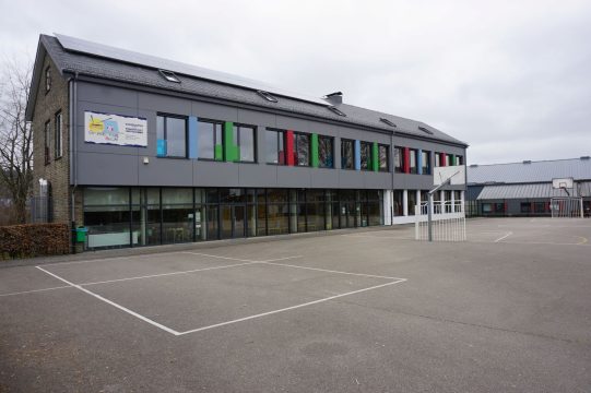 Die Schule in Recht soll erweitert werden (Bild: Stephan Pesch/BRF)