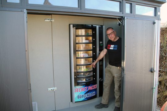 "Secret-Packs-Automat" von Bernd Lauscher in Bütgenbach