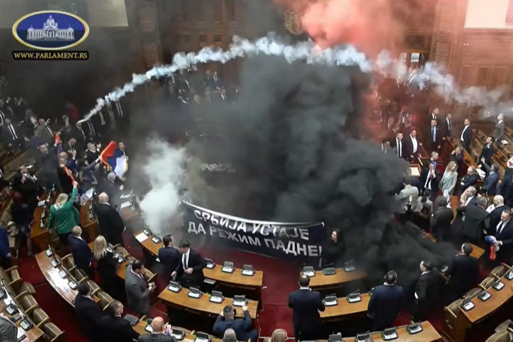 Rauchbomben bei Tumult im serbischen Parlament