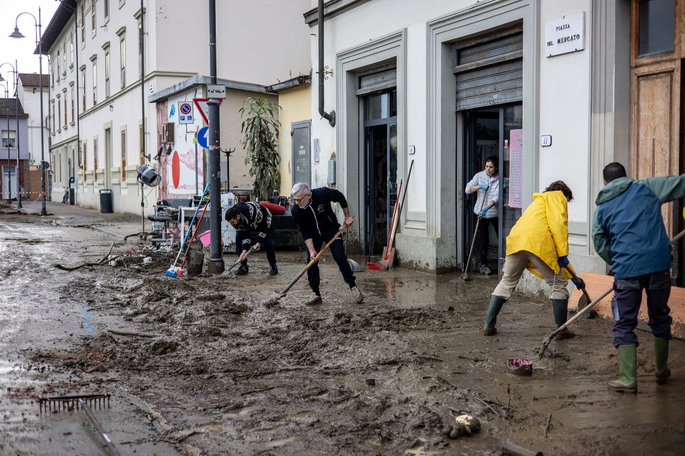 Nach Überschwemmungen: Aufräumarbeiten in Sesto Fiorentino in der Nähe von Florenz