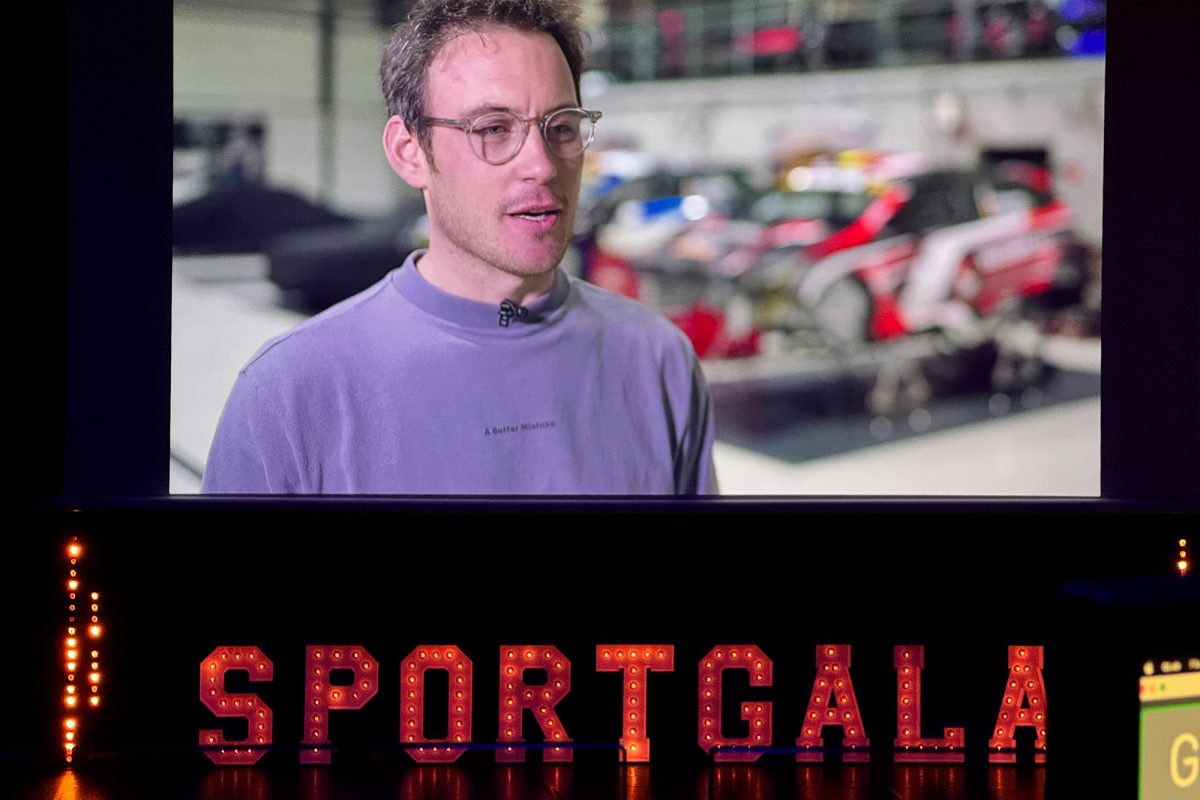 Thierry Neuville ist auf einer Videoleinwand zu sehen, auf der Bühne bilden große Buchstaben das Wort Sportgala