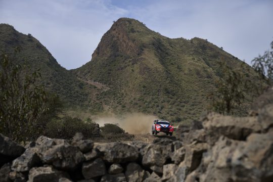 Ott Tänak/Martin Järveoja bei der Rallye Kenia vor dem Berg 'Sleeping Warrior'