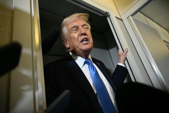 US-Präsident Donald Trump vor Journalisten in der Regierungsmaschine Ait Force One