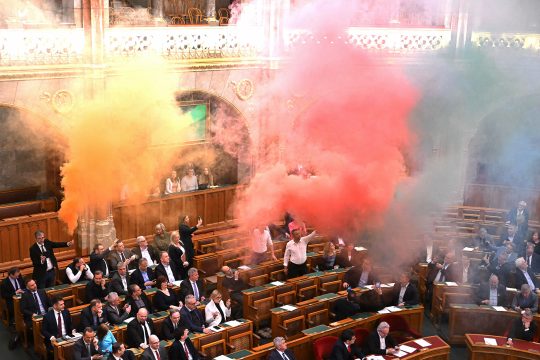 Mitglieder der Oppositionspartei Momentum zünden Rauchbomben im ungarischen Parlament