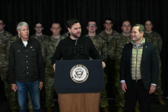 US-Vizepräsident JD Vance flankiert von US-Energieminister Chris Wright (l.) und Sicherheitsberater Mike Waltz (r.)