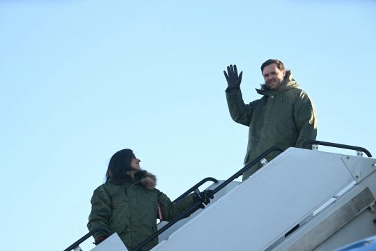 US-Vizepräsident J.D. Vance und seine Frau Usha Vance treffen mit dem Flugzeug auf dem US-Militärstützpunkt Pituffik in Grönland ein