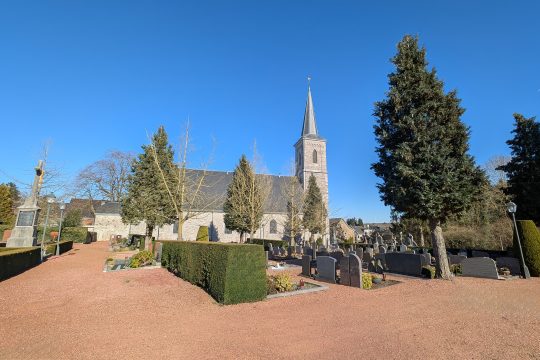 Kirche und Friedhof in Raeren